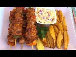 Kasviskebab vöner lohkoperunoilla